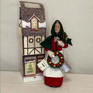 2006 WILLIAMSBURG Holiday Caroler With Fruit Wreaths by Byers Choice